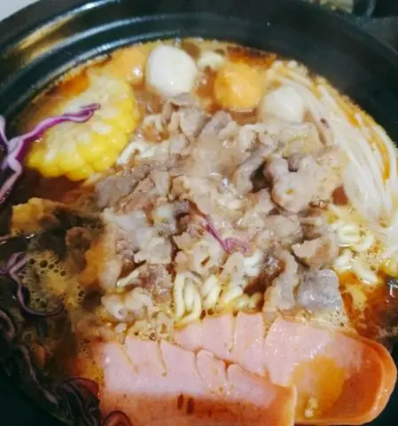 Hình ảnh Mì cay bò - xúc xích