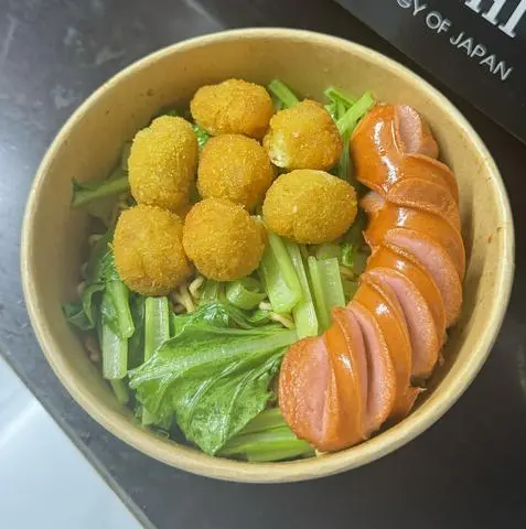 Hình ảnh mì trộn gà viên xúc xích tặng ly nước