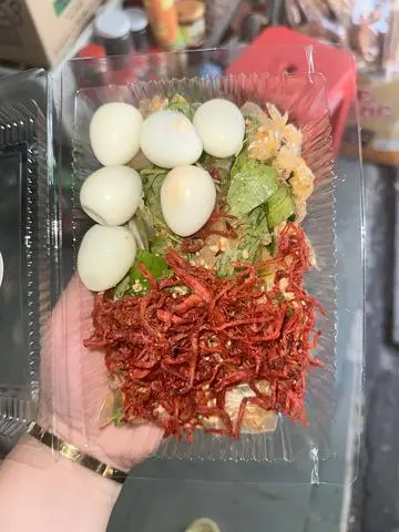 Hình ảnh Bánh tráng trộn tỏi mỡ hành khô bò (6 trứng)