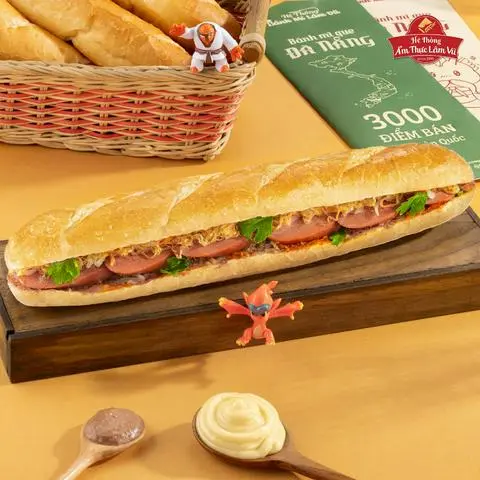 Hình ảnh Bánh mì que xúc xích(pate, sốt, chà bông, xúc xích)