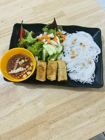Hình ảnh 1 bún chả giò chay + 1 sữa gạo lứt