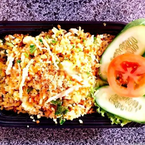 Hình ảnh Cơm chiên gà xé cá mặn