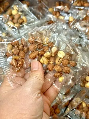 Hình ảnh ĐẬU PHỘNG RANG TỎI ỚT GÓI MINI 5Gr