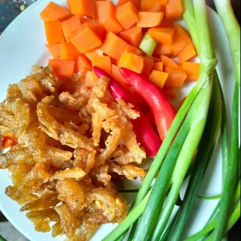 Hình ảnh cơm chiên cá bống chiên giòn 