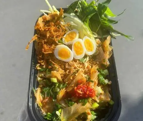 Hình ảnh Bánh tráng phơi sương rìa trộn full topping ớt rim cay 