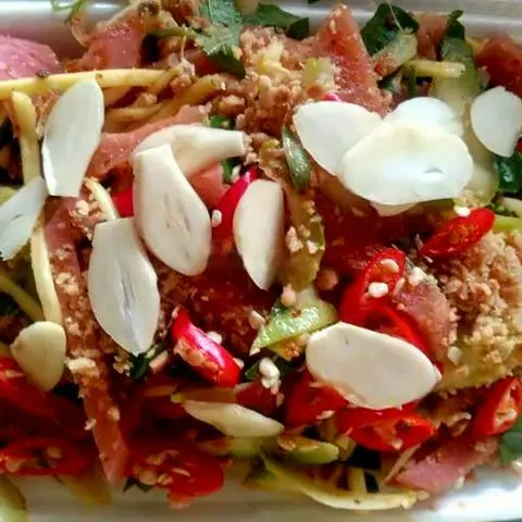 Hình ảnh Nem Huế trộn cóc xoài + phồng  tôm