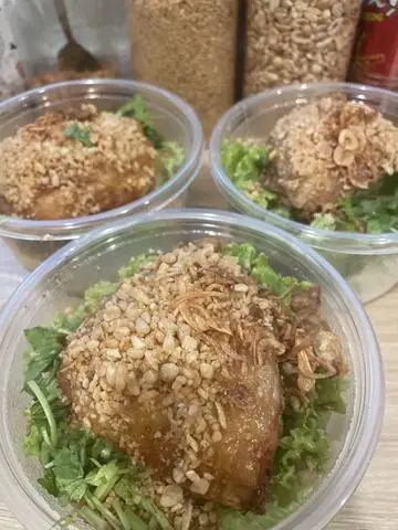 Hình ảnh Cơm Má Gà Sốt Mắm Tỏi