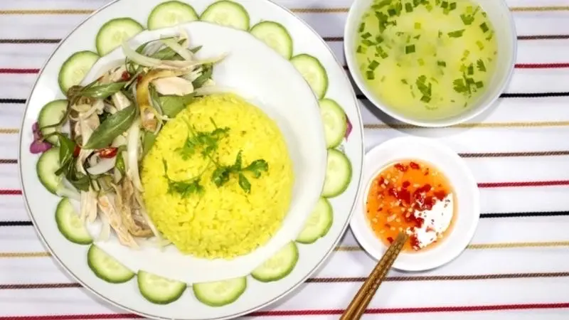 Hình ảnh Cơm gà xé trộn rau răm