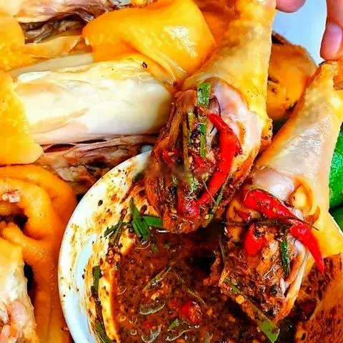 Hình ảnh Combo gà ủ muối hoa tiêu nguyên con chặt sẵn - 2 pepsi - kèm snack