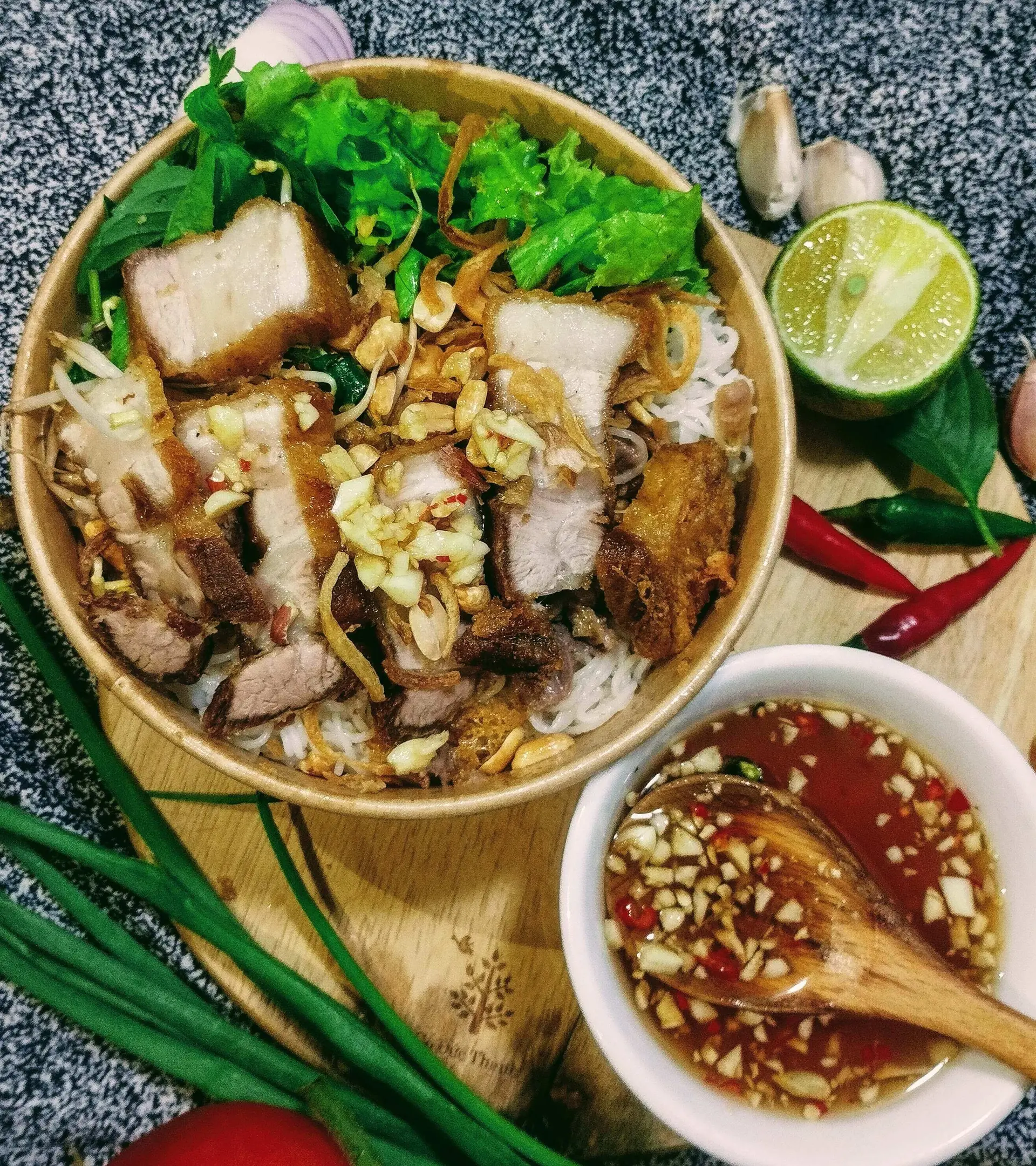 Hình ảnh BH Bún Trộn Thịt Ba Rọi Chiên Giòn Da