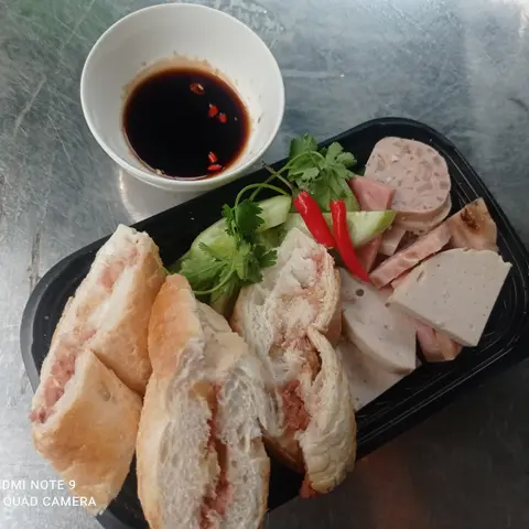 Hình ảnh Bánh mì cắt -Chả Nem