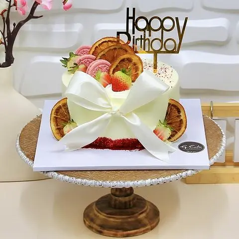 Hình ảnh Bánh Kem Sinh Nhật Bơ NewZealand Vàng Kem Dâu Tây Cam Sấy Oreo Hồng