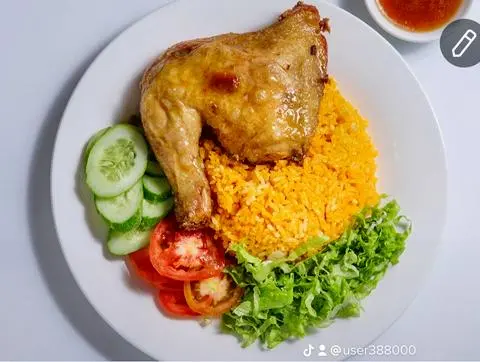 Hình ảnh Cơm gà sốt chanh dây - chua ngọt