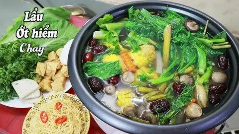 Hình ảnh Lẩu nấm đùi gà ớt hiểm