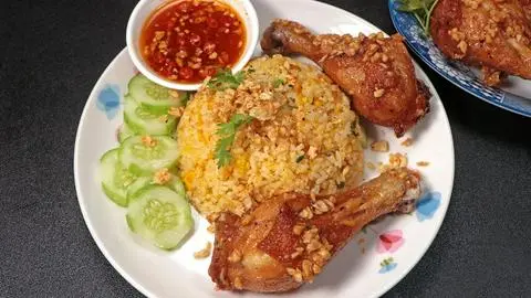 Hình ảnh CƠM CHIÊN GÀ SỐT ME