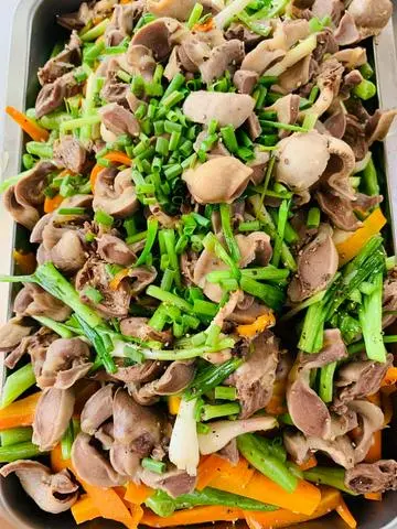 Hình ảnh cơm  bò  xao hanh tay