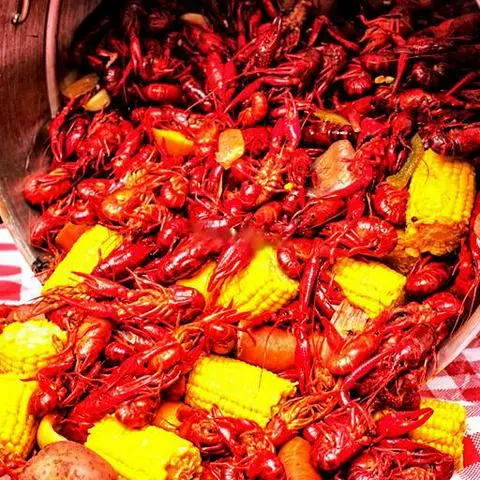 Hình ảnh 1kg cajun tôm hùm đất kèm bánh mỳ