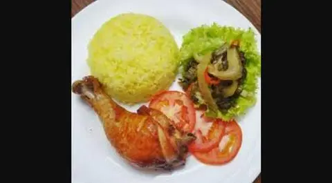 Hình ảnh Cơm gà xối mỡ đùi nhỏ + canh rong biển