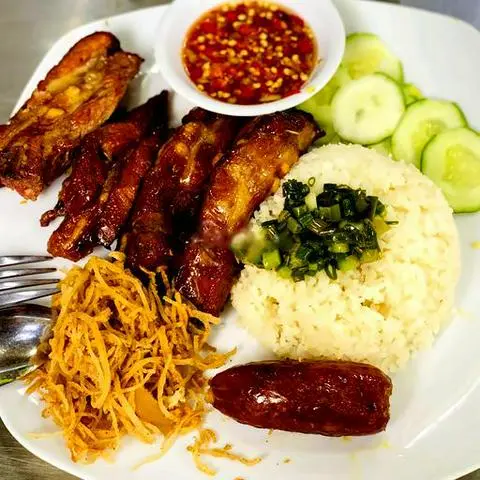 Hình ảnh Cơm tấm sườn bì lạp xưởng - canh