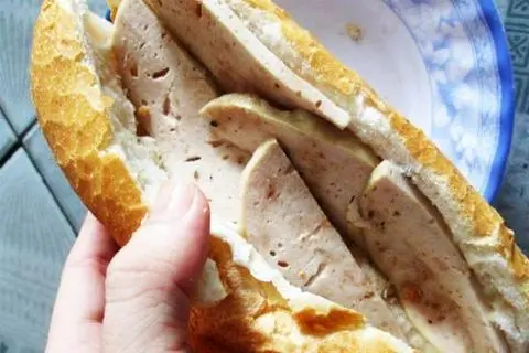 Hình ảnh Bánh mì chả lụa muối tiêu