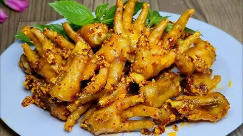 Hình ảnh CHÂN GÀ XÀO TỎI RAU MUỐNG 