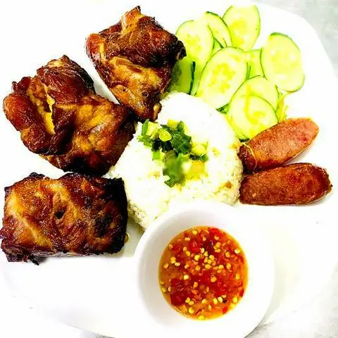 Hình ảnh Cơm tấm sườn lạp xưởng - canh