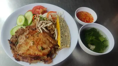 Hình ảnh Cơm sườn bì chả 