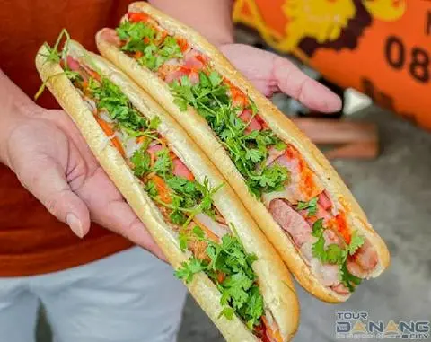 Hình ảnh Bánh mì que nem nướng (pate, sốt, chà bông,nem nướng)