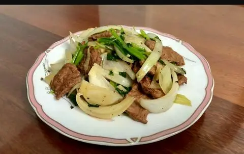 Hình ảnh Cơm bò xào củ hành + canh rong biển