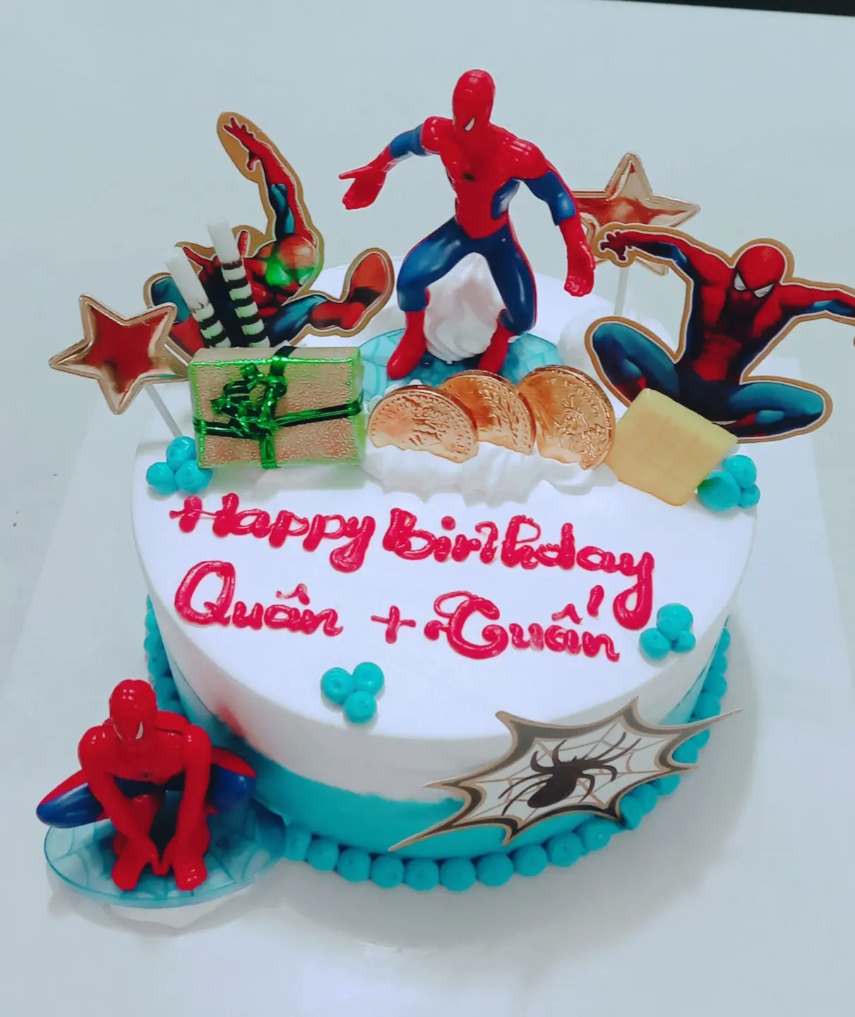 Hình ảnh Bánh kem siêu nhân 15cm