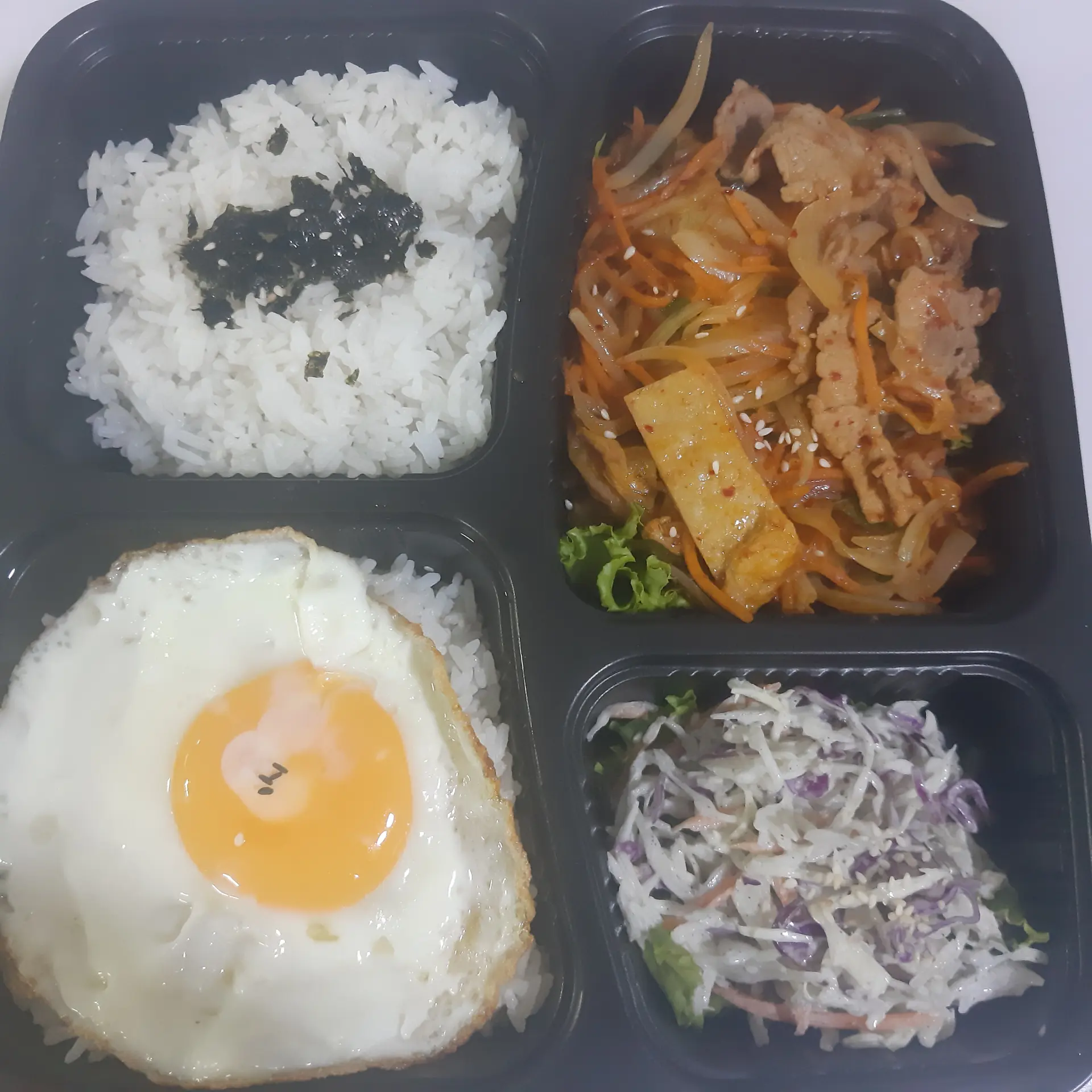Hình ảnh Set N2 ( Cơm Bento kim chi xào thịt heo + cơm trắng trứng ốp la + súp chả cá HQ xiên que (2 xiên)