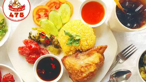 Hình ảnh Cơm gà má đùi xối mỡ + canh rong biển 