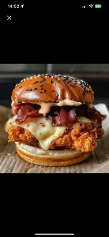 Hình ảnh Burger gà giòn và thịt xông khối 
