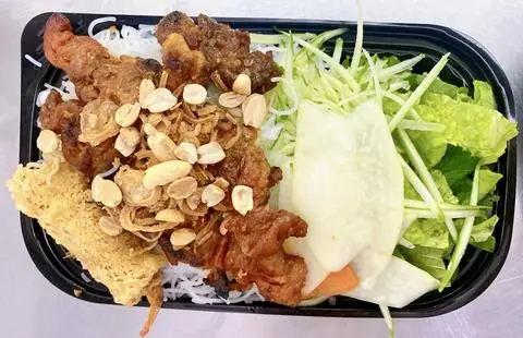 Hình ảnh Bún Thịt Xiên Nướng + 1 Chả Giò Hải Sản