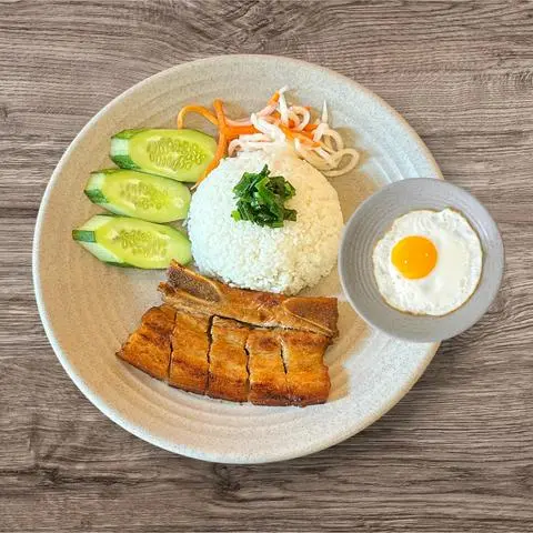 Hình ảnh Cơm tấm ba rọi nướng ốp la