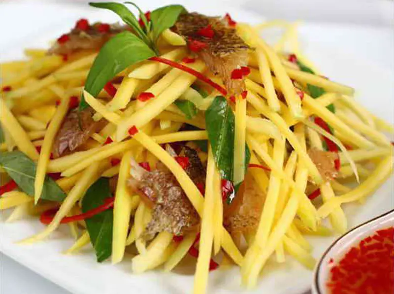 Hình ảnh cá sửu chiên mắm xoài 