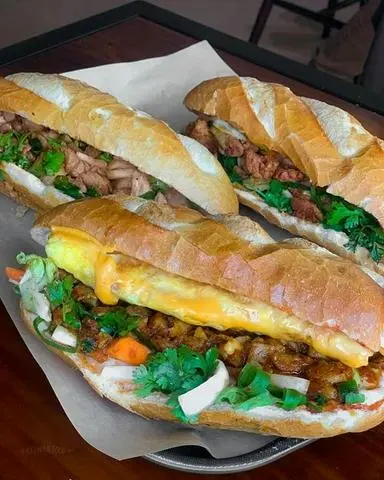 Hình ảnh bánh mì ốp la thịt nướng