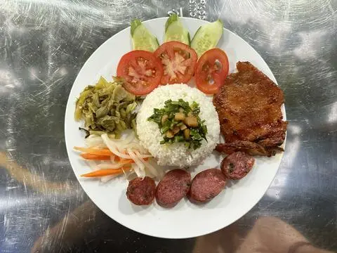 Hình ảnh Cơm tấm sườn miếng - lạp xưởng