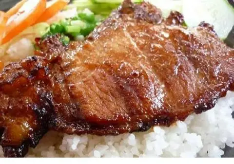 Hình ảnh Cơm Tấm Sườn + Canh Rong Biển 