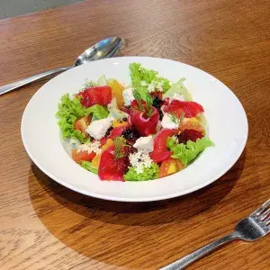 Hình ảnh Smoked beetroot salmon salad with fetta cheese
