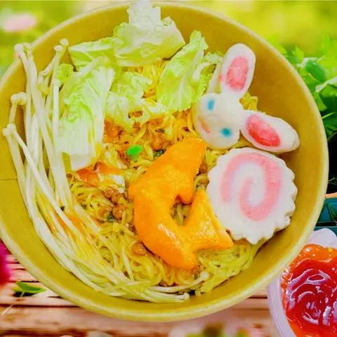 Hình ảnh Mì Trộn Sốt, Tỏi Bơ Đặc Biệt, Chả Cá Hoạt Hình To (3 Con) (Kèm Tương Ớt, Cà, Rau Bắp/Cải Thảo, Nấm)