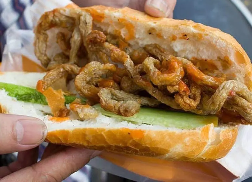 Hình ảnh BÁNH MÌ CHẢ CÁ NÓNG
