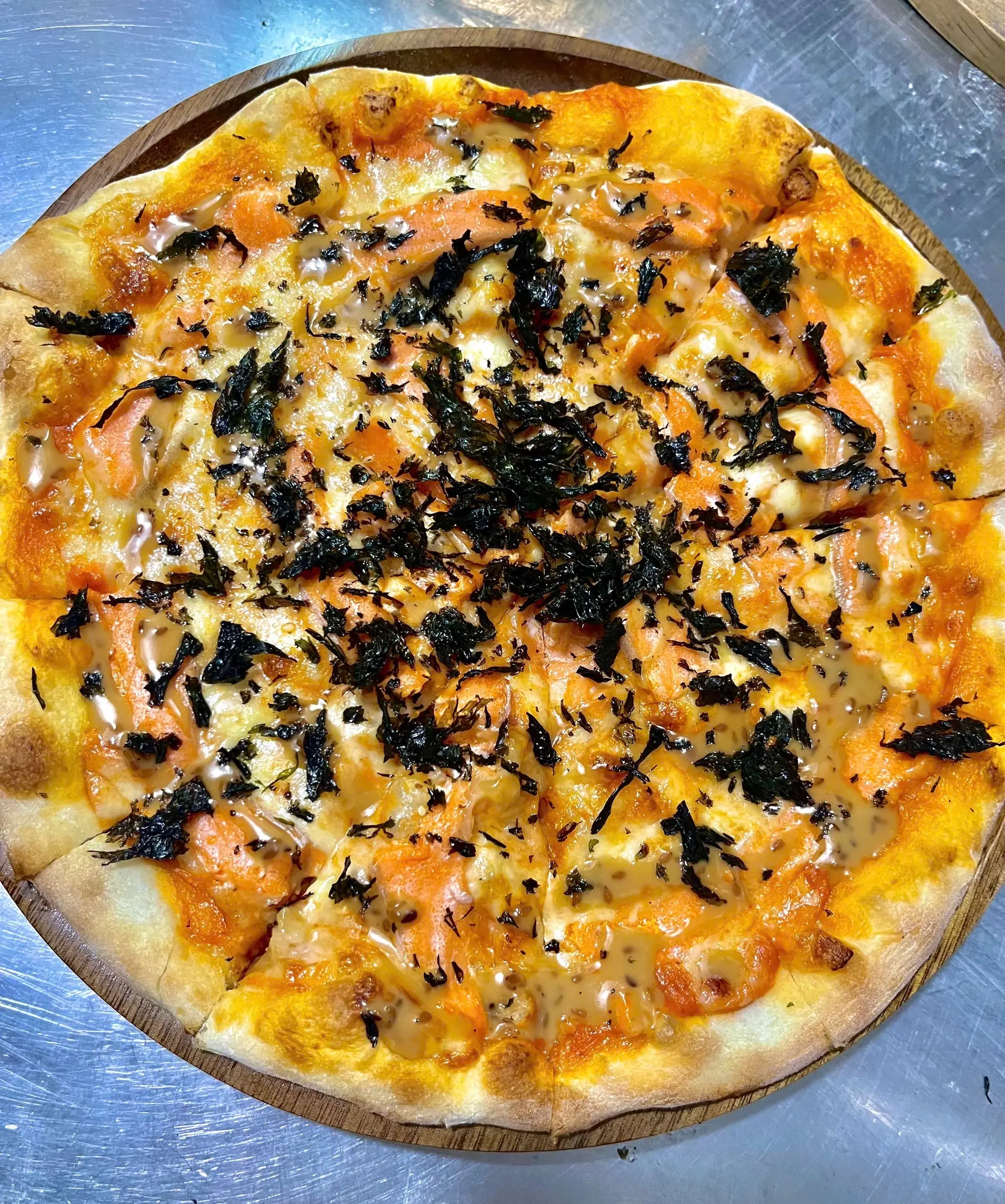 Hình ảnh Pizza tuoi cá hồi đút lò - Salmon Pizza (20cm )