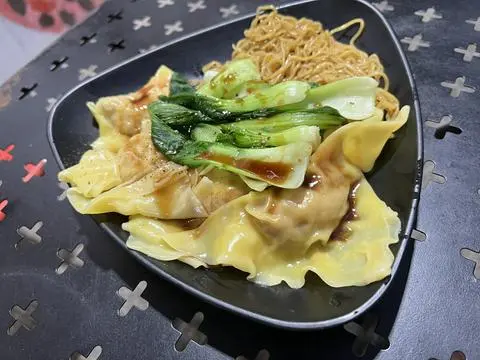 Hình ảnh Sủi Cảo Mì Sốt Dầu Hào 