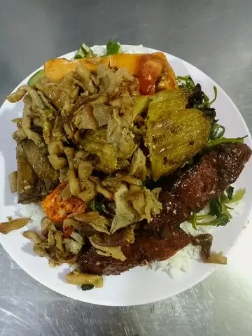 Hình ảnh cơm. đậu hủ sốt. khổ qua dồn. cánh gà. nấm. gà lác. 3 món xào 