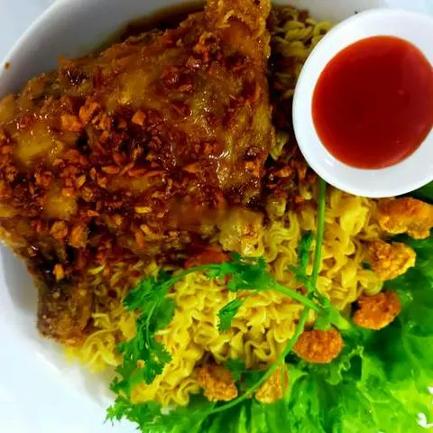 Hình ảnh Mì Gà chiên sốt Rô Ti + 1 Ly CoCa + Canh 