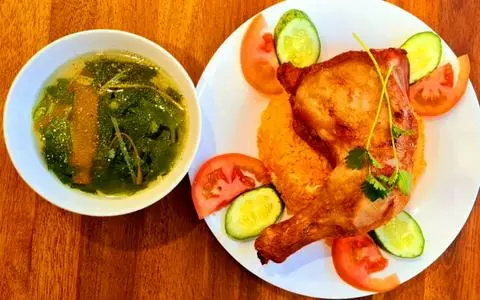 Hình ảnh Cơm gà  đùi góc tư  xối mỡ 