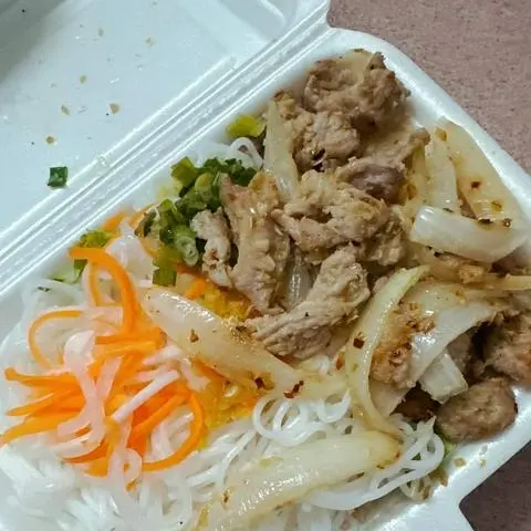 Hình ảnh bún thịt xào+ trà tắc 