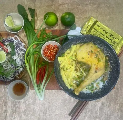 Hình ảnh Bún măng đùi gà 