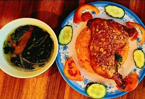 Hình ảnh Cơm gà đùi góc tư sốt mắm tỏi 
